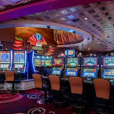 Simbol tema Asia dan fitur bonus dalam Fa Cai Shen Deluxe